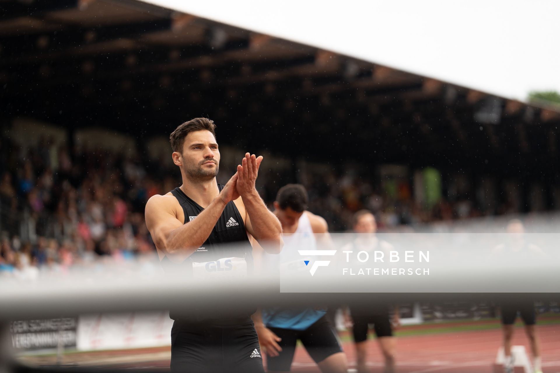 Tim Nowak (SSV Ulm 1846) vor dem 400m Start am 07.05.2022 beim Stadtwerke Ratingen Mehrkampf-Meeting 2022 in Ratingen